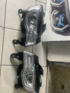 JEEP Grand Cherokee left and Right Front Xenon Headlights.