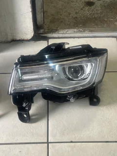 JEEP Grand Cherokee left and Right Front Xenon Headlights.