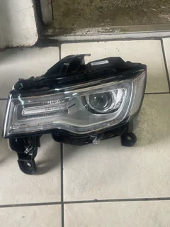 JEEP Grand Cherokee left and Right Front Xenon Headlights.