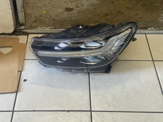 VOLVO XC40 FRONT HEADLIGHT HEADLAMP LEFT SIDE .