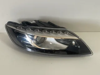 2010- 2015 Audi Q7 Right Passenger Side Headlight.