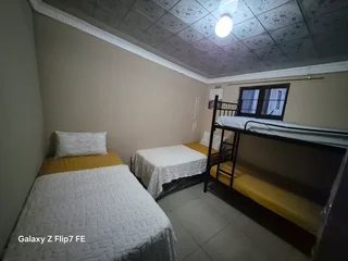 Self catering holiday apartment rooms to let in Durban close to mall, beach. R400 call 0717584458