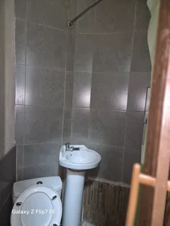 Self catering holiday apartment rooms to let in Durban close to mall, beach. R400 call 0717584458