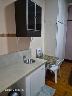 Self catering holiday apartment rooms to let in Durban close to mall, beach. R400 call 0717584458