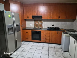 Self catering holiday apartment rooms to let in Durban close to mall, beach. R400 call 0717584458