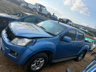 2015 Isuzu KB 240 NAQ 2.4 petrol Manuel transmission Stripping for spares
