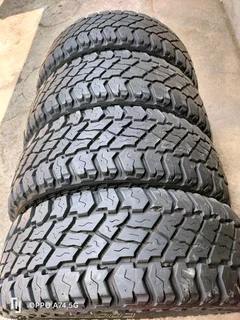 Set 285/70/17 Cooper Discoverer ST Max white lattering