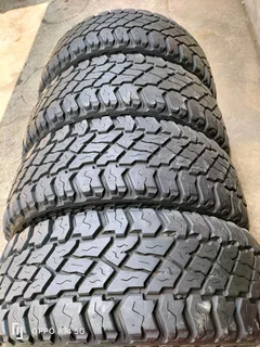 Set 285/70/17 Cooper Discoverer ST Max white lattering