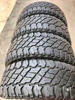 Set 285/70/17 Cooper Discoverer ST Max white lattering