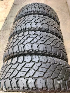 Set 285/70/17 Cooper Discoverer ST Max white lattering