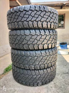 Set 285/70/17 Cooper Discoverer ST Max white lattering