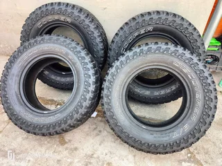 Set 285/70/17 Cooper Discoverer ST Max white lattering