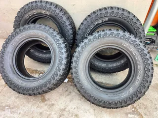 Set 285/70/17 Cooper Discoverer ST Max white lattering