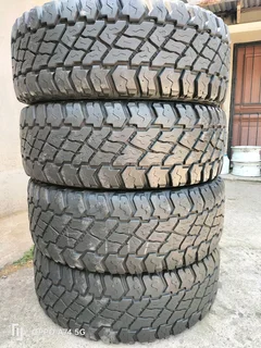 4x 285/70/17 Cooper Discoverer ST Max white lattering