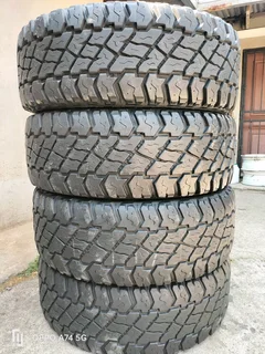 4x 285/70/17 Cooper Discoverer ST Max white lattering