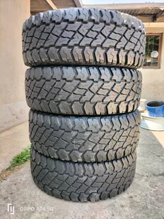 4x 285/70/17 Cooper Discoverer ST Max white lattering