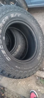 A set of 5 tyres 285/70/17 in a very good condition with no damages