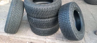 A set of 5 tyres 275/70/17 pirelli tyres in a very good condotion with white writing
