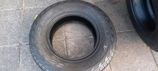 A set of 5 tyres 275/70/17 pirelli tyres in a very good condotion with white writing