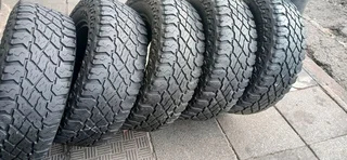 A set of 5 tyres 285/70/17 cooper discoverer st maxx for jeep wrangler