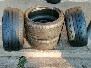 A set of michelin runflat tyres 2x245/40/19 front and 2x275/35/19 rear