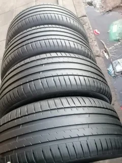 A set 255/55/19 michelin tyres like new with no damages