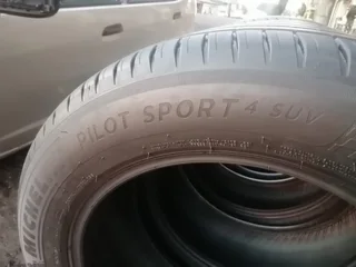 A set 255/55/19 michelin tyres like new with no damages