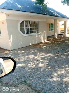 Inside and outside rooms for single professionals in Windsor East and West