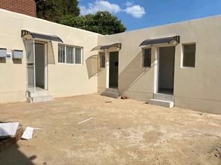 Inside and outside rooms for single professionals in Windsor East and West