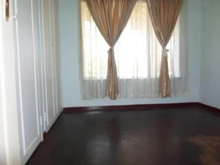 Inside and outside rooms for single professionals in Windsor East and West