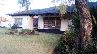 Inside and outside rooms for single professionals in Windsor East and West