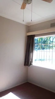 Inside and outside rooms for single professionals in Windsor East and West