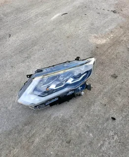 Nissan xtrail headlights available