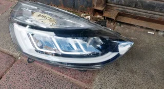 Clio 4 xenon headlights available