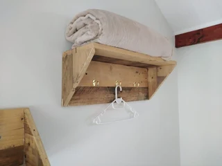 Benches and shòp counters