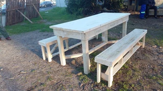 Benches and shòp counters