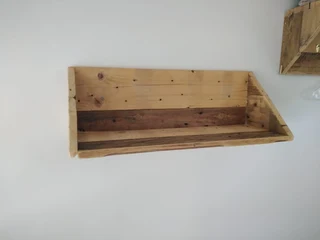 Benches and shòp counters