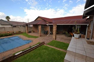 Must See, Stunning 3 Bedroom Home in Highveld