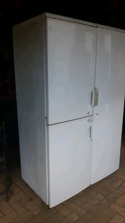 FridgeMaster model SS720 730-litre side-by-side fridge-freezer