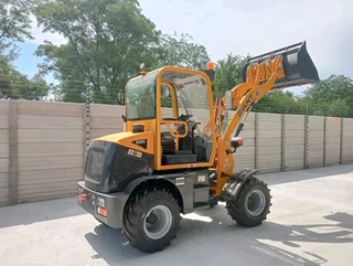 800kg Open Station wheel loaders available for sale at Mad Farmer SA Middelburg MP.