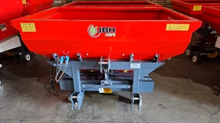 1000ltr Fertilizer Spreaders available for sale at Mad Farmer SA Middelburg MP.