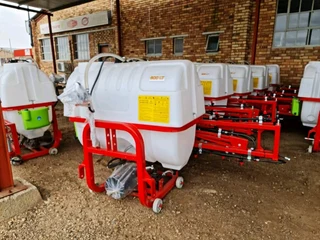 800 ltr Boomsprayers available for sale at Mad Farmer SA Middelburg MP.