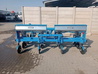 2/4/6 row Planters available for sale at Mad Farmer SA Middelburg MP.