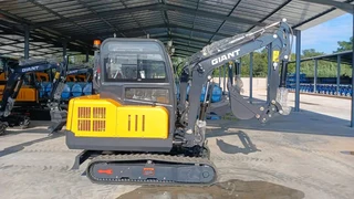 New 3 ton mini excavators available for sale at Mad Farmer SA Middelburg MP.