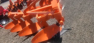 Fieldking mouldboard ploughs available for sale at Mad Farmer SA Middelburg MP.