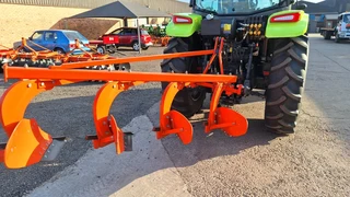 Fieldking mouldboard ploughs available for sale at Mad Farmer SA Middelburg MP.