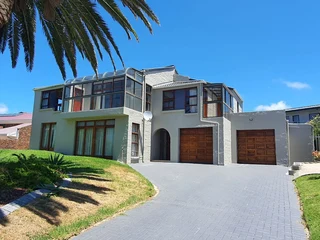 6 Bedroom house in Bayview For Sale