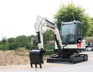 EXCAVATORS / SLOOTGRAWERS / GRONDVERSKUIWINGS / EARTHMOVING