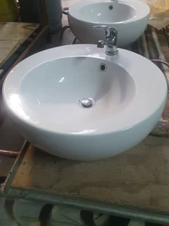 Round hand basins