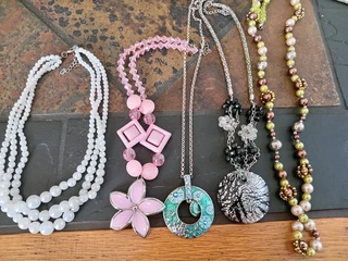 Krale en hangertjies te koop